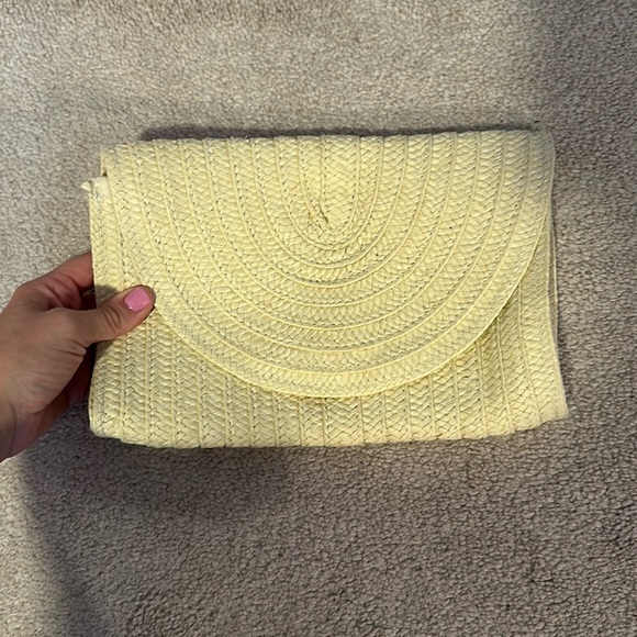 Cream colored straw clutch - Picture 1 of 3